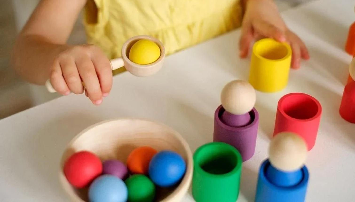 Montessori barn lærer om farger